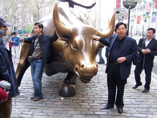 Bulle und Bär finden sich vor vielen Börsen - dieser Bulle ist wohl der berühmteste von allen und anfassen bringt Reichtum !