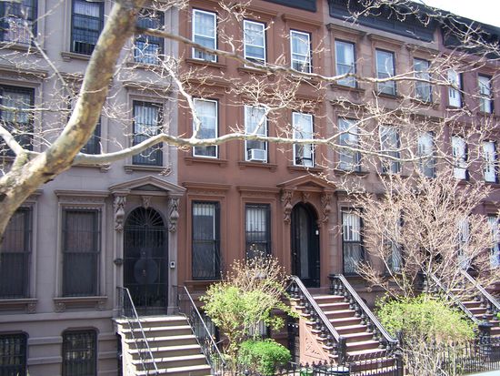 die klassischen Brownstones in Brooklyn