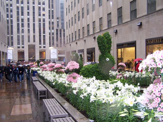 Osterhasi am Rockefeller Centre