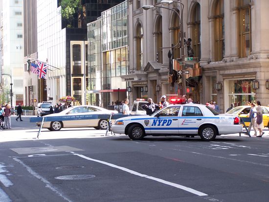 Und NYPD sperrte auch schon die 5th Avenue für die easter parade ab !