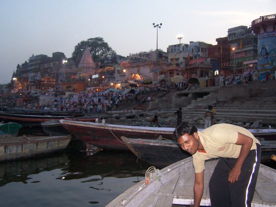 Nach zähen Preisverhandlungen legen wir ab für die Bootstour auf dem abendlichen Ganges