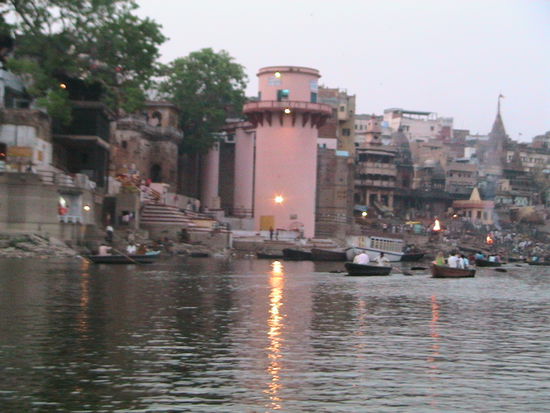 Hinter dem rosa Turm die cremation Ghats (man sieht die Feuer), Fotografieren natürlich tabu !!!