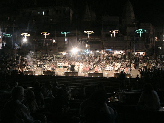 Die Zeremonie - es ist die Hölle los, aber natürlich ist das ganze friedlich ohne Ende. Om !