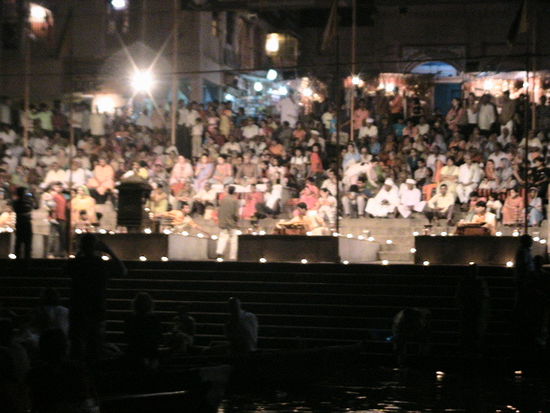 Fast schon zu dunkel zum Fotografieren, deswegen lasse ich es und genieße einfach nur, was ich sehe (und nicht verstehe)