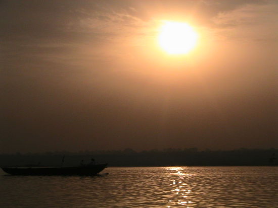 Die Sonne geht auf über dem Ganges
