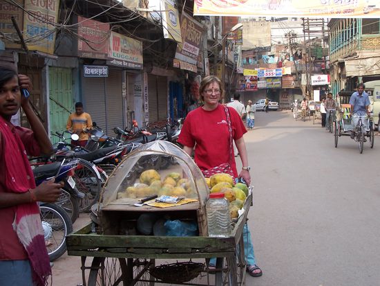 Überall auf der Straße kann man sich mit leckerem Obst versorgen - Papaya, Jackfruit, Bananen sind meine Favoriten, aber auch die mobilen Zuckerrohrsaftpressen sind immer eine Anlaufstelle für mich, so lecker !
