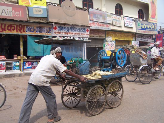 und stopp, anhalten, bitte ! Dieser Mann verkauft mein Lieblingsgetränk Zuckerrohrsaft, das kostet umgerechnet praktisch nichts, ist aber sehr gesund und lecker !