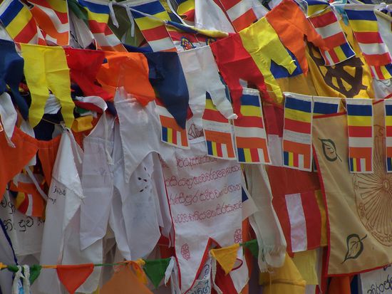 Ein Wust von Gebetsfahnen in Sarnath