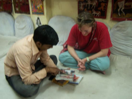 Der ältere Bruder und ich beraten den Halsausschnitt meines "Gewandes".