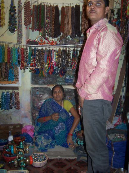 ...Mutter und jüngerem Bruder, die passende Kette zum Dress kriege ich geschenkt. (Dafür habe ich wahrscheinlich für das geschneiderte Teil an sich schon viel zuviel bezahlt - was soll´s - für mich ist´s billig)