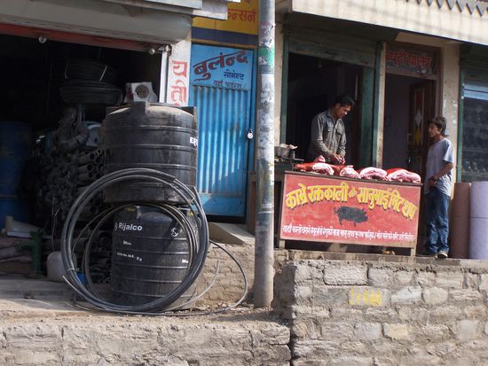 links Verkauf von Tanks, Kabeln und Rohren, rechts gibt es Schweinefleisch...