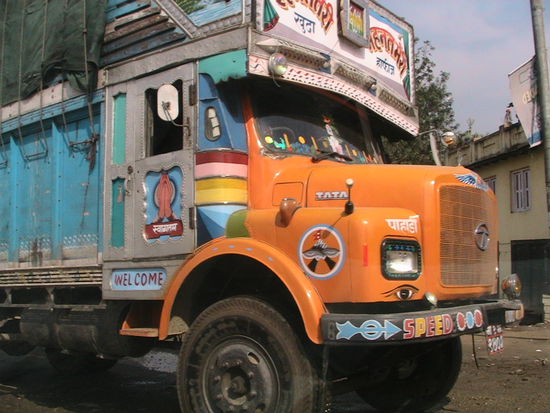 Mir gefallen die bunten LKW, sie sind allesamt aus Indien, denn Nepal muss die meisten Güter importieren.
