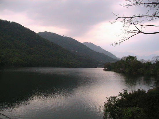 ...und trudeln nach ca. 7 Stunden gerade noch rechtzeitig, bevor ein Unwetter losbricht, in Pokhara ein. Der See heißt Phewa Tal und ist der zweitgrößte Nepals. Mein Hotel befindet sich in Gehweite und ist sehr schön.