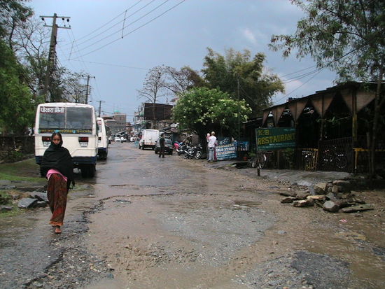 Die Straßen verwandeln sich in Sturzbäche (kommt auf diesem Foto nicht so gut raus).