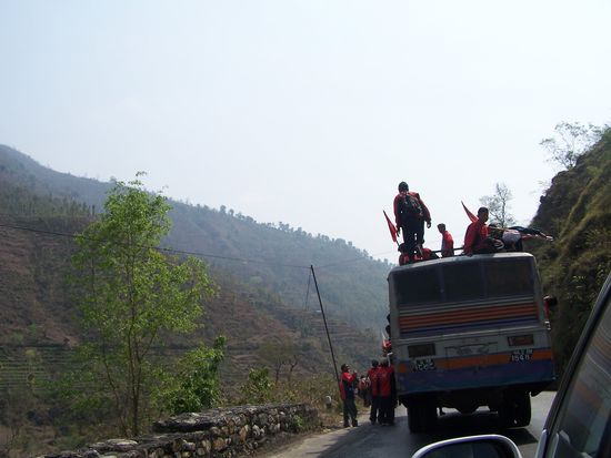 Das ist eine Kundgebung maoistischer Parteigänger. Die Demonstration ist sehr groß, wir kommen an sicherlich 100 Demonstranten vorbei. Ich verkneife mir das Fotografieren, denn es könnte sein, daß die nicht unbedingt Spaß verstehen.
