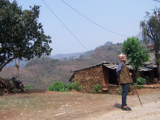 Alter Mann in irgendeinem Dorf