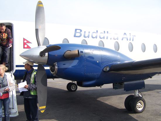 Jeder bekommt die Gelegenheit, sich dem Souvenir-Shopping hinzugeben und T-Shirts oder DVD´s zu erwerben. Gratis gibt es ein "Zertifikat", daß man Everest zwar nicht bestiegen, aber zumindest gesehen hat. Ist doch eine nette Geste, ob man´s sich nun an die Wand pinnt, oder nicht...