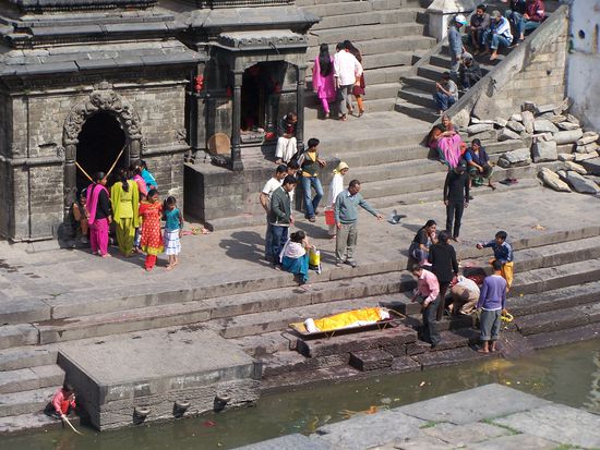 Trauernde am Ufer des Bagmati