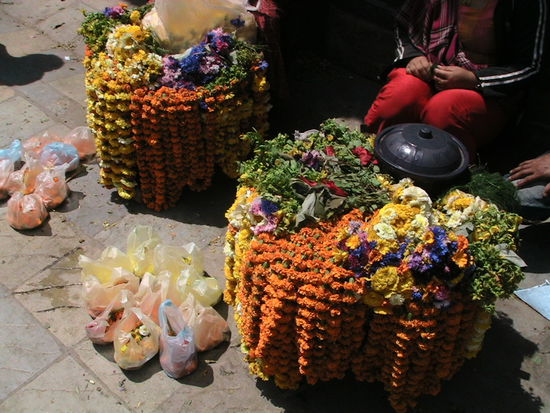 Blumen als Opfergabe im Angebot