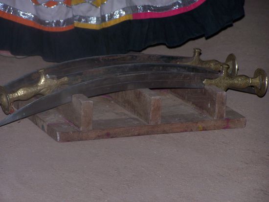 Der Abend ist noch lange nicht zu Ende. It´s showtime ! Auf diesen (echt scharfen - hab´s gecheckt) Dolchen gedenkt die Dame jetzt gleich zu tanzen, barfuss, versteht sich.