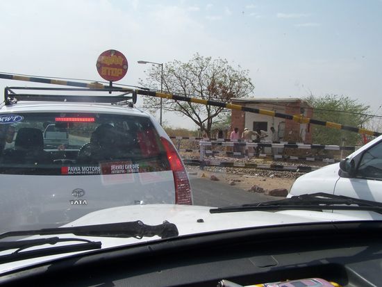 Die Schranke geht runter, aber nicht wieder hoch ! Etliche Touristenbusse stehen hinter uns und aus Langeweile wird dies wohl der meist-fotografierteste Bahnübergang der Welt !