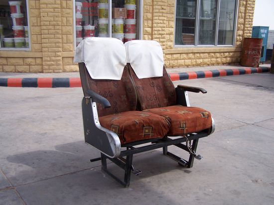 Sitzgelegenheit an einer Tankstelle...