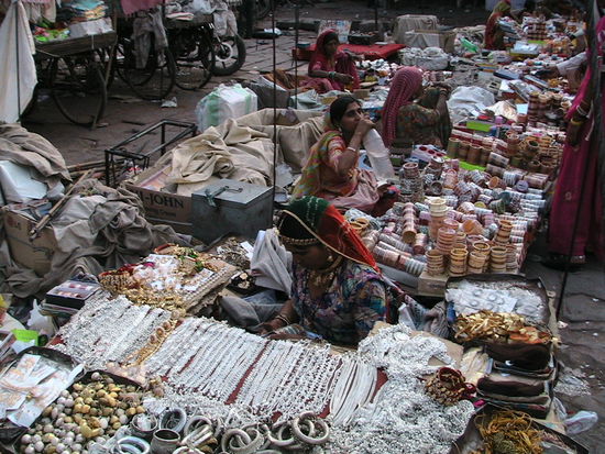Modeschmuck kaufen funktioniert in Indien genauso wie bei uns bei Brigitte Bijoux - man nehme ein Körbchen und fülle es mit dem Gewünschten und begebe sich zur Kasse - einziger Unterschied: Hier ist vor dem Bezahlen noch eine Runde Feilschen angesagt !