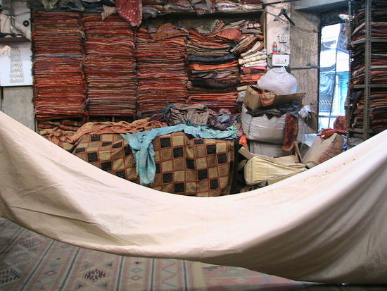 "Welcome to the jungle of textiles" - diesen Laden für Textilien kann ich empfehlen: 8 Stockwerke vollgestopft mit wunderschönen Sachen ! (Maharani Art Exporters - selbst Richard Gere kaufte hier bereits ein)