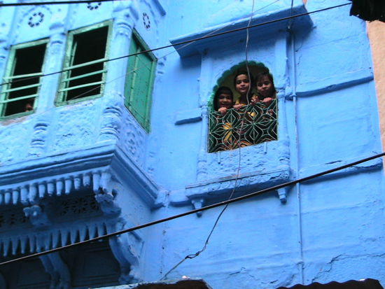 Neugierige Kindergesichter