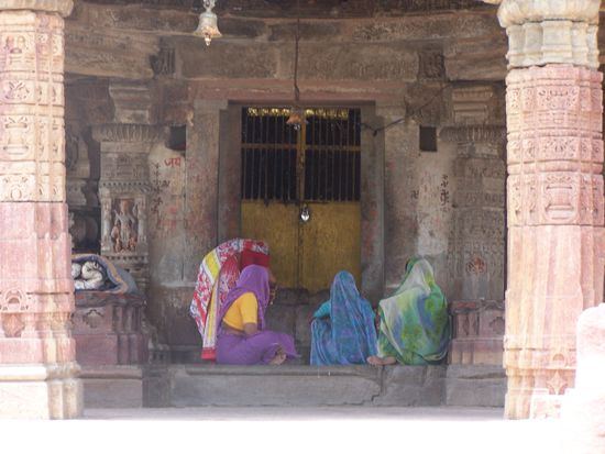 Ein sehr alter Tempel mit wunderschönen Steinmetz-Arbeiten liegt nahebei.