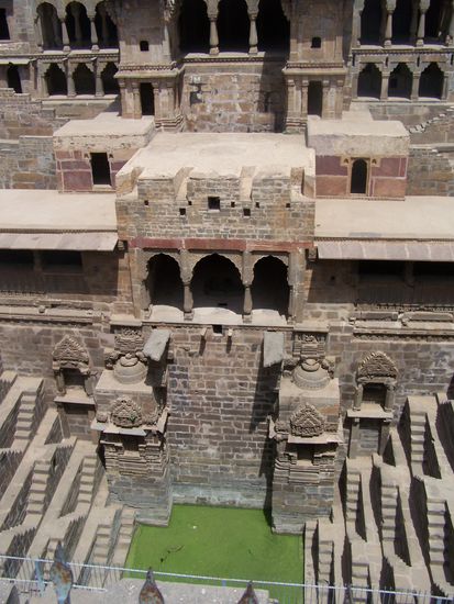 Zur Monsun-Zeit steigt das Wasser erheblich an und die Bäder der Maharadschas füllen sich. Denn es ist auch ein Palast. Und ein Heiligtum - Fotografieren eigentlich verboten, aber wenn 50 Rupees den Besitzer wechseln...