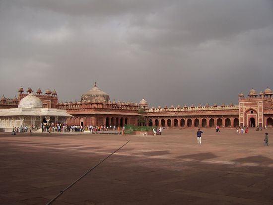 Fatehpur Sikri vor Gewitterwolken