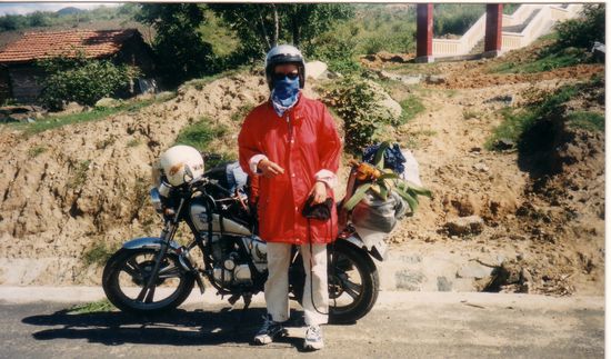 Vermummte Motorrad-Braut 2002 in Vietnam auf dem Weg nach Buon Ma Thuot mit Mr. Ngyuen Ngoc Ha