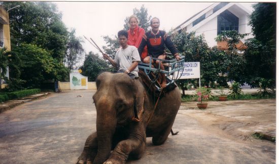 Der Dorfälteste in seiner Tracht neben mir - das Zimmer dort hatte ich mir in der Nacht zuvor mit einer fetten Ratte geteilt...