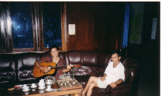 Mr. Ha (Kriegsveteran Südvietnam) spielt Beatles-Songs im Yok Don guesthouse