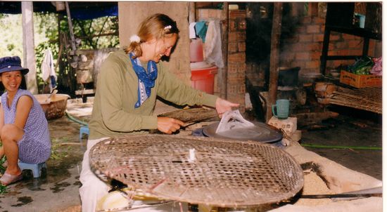 Mein kläglicher Versuch, Reisfladen (die Hülle für die leckeren vietnamesischen Frühlingsrollen) herzustellen - milde belächelt aus dem Hintergrund von einer Expertin...