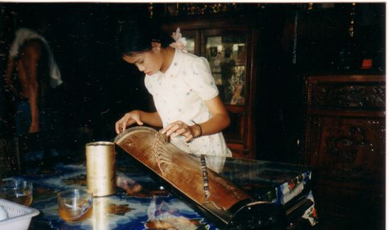 Tochter einer Instrumentenbauerfamilie erklärt mir eine chinesische Geige