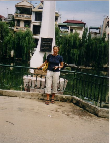 Hinter mir im Teich mitten in Hanoi liegt (immer noch) eine abgestürzte B 52. Sommer 2003