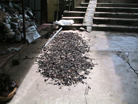 Die Zutaten werden auf der Straße getrocknet.