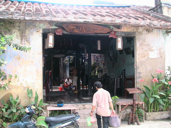 Das "96" ist eines meiner Restaurantfavoriten. Die Dekoration ist so urig und authentisch, dafür hätte man hierzulande einen Spitzeninnenarchitekten gebraucht !