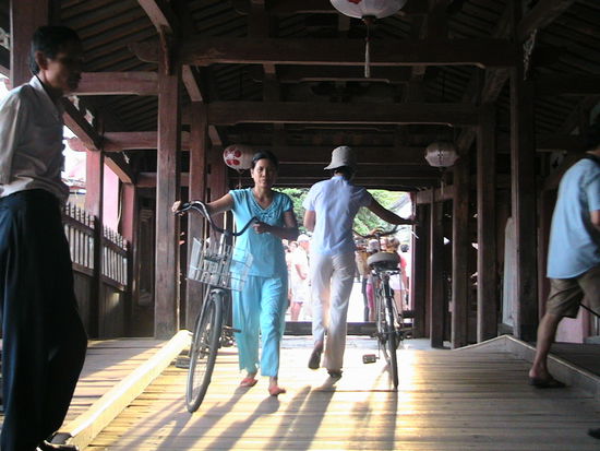 Die alte japanische Holzbrücke