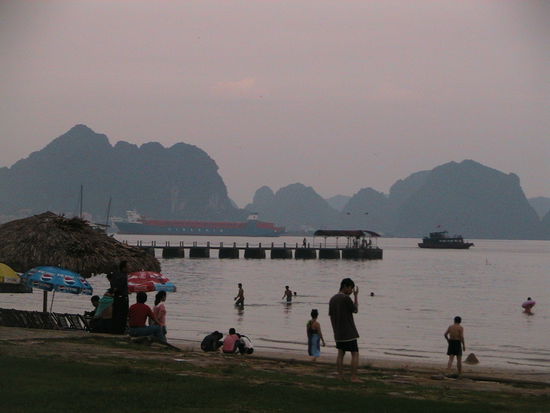 Es ist trübe, aber trocken ! Abendaktivitäten am Strand von Halong City.