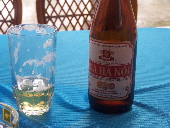 Nach kurzem Regen-Spaziergang wieder im Trockenen: Bei einem Bier warte ich auf fried vegetable noodles und besseres Wetter.