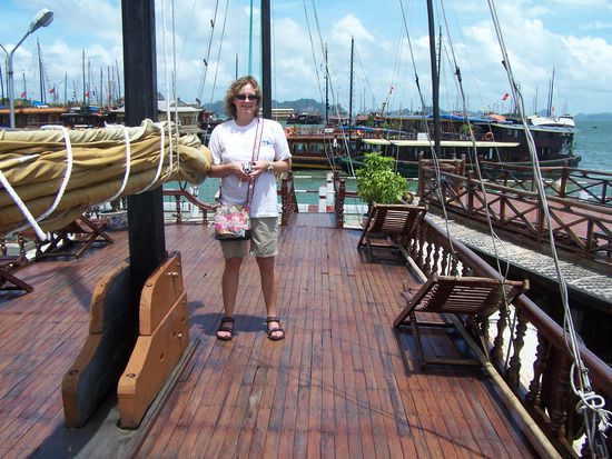 28 Mio. Passagiere besteigen Dschunken in die Halong Bay, so scheint´s. Wir wollen uns echt eine Dschunke mit anderen teilen, aber wir bleiben übrig und haben dann eine für uns alleine.