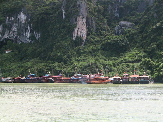 Der Dschunken-Parkplatz (echt mit blauem P-Schild !) kommt in Sicht. Zeit für Höhlenforschung