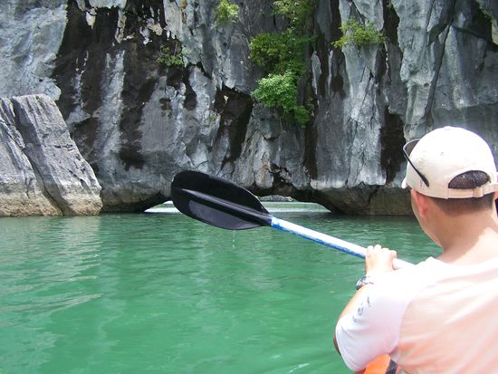 Lao paddelt vorn und lässt es langsam angehen. Durch den "Durchgang" vorne wollen wir durch - passt !