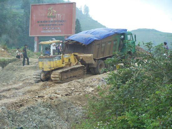 Bagger schiebt LKW die Straße hoch, ja doch, das ist die Straße nach Sapa (oder was davon übrig ist)