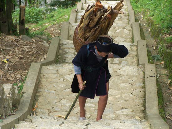 Schwere Lasten, steile Wege und das jeden Tag - im Gegensatz zu mir haben die Bergvölker echt Kondition !