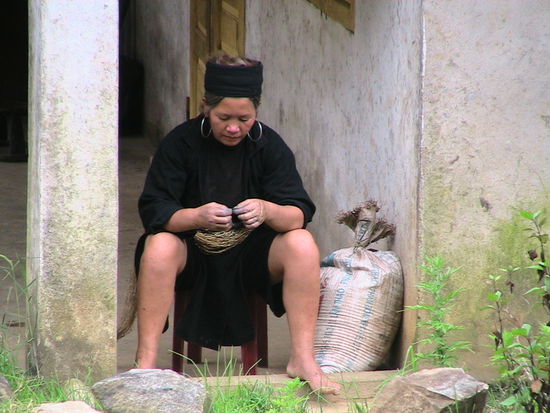 Schwarze Hmong beim Sticken