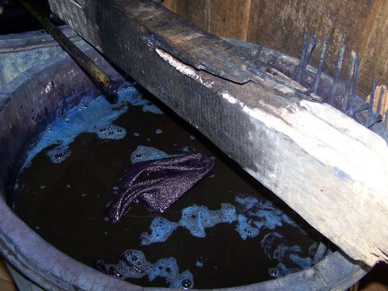 Das ist ein Bottich mit der schwarzen Farbe, die die Hmong zu schwarzen Hmong macht...